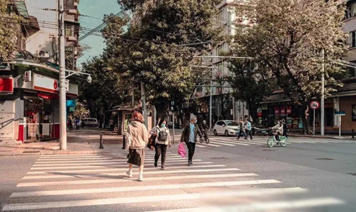 姥爷来市里看病，好了一直不走，我睡仨月沙发，我妈还怪我不懂事