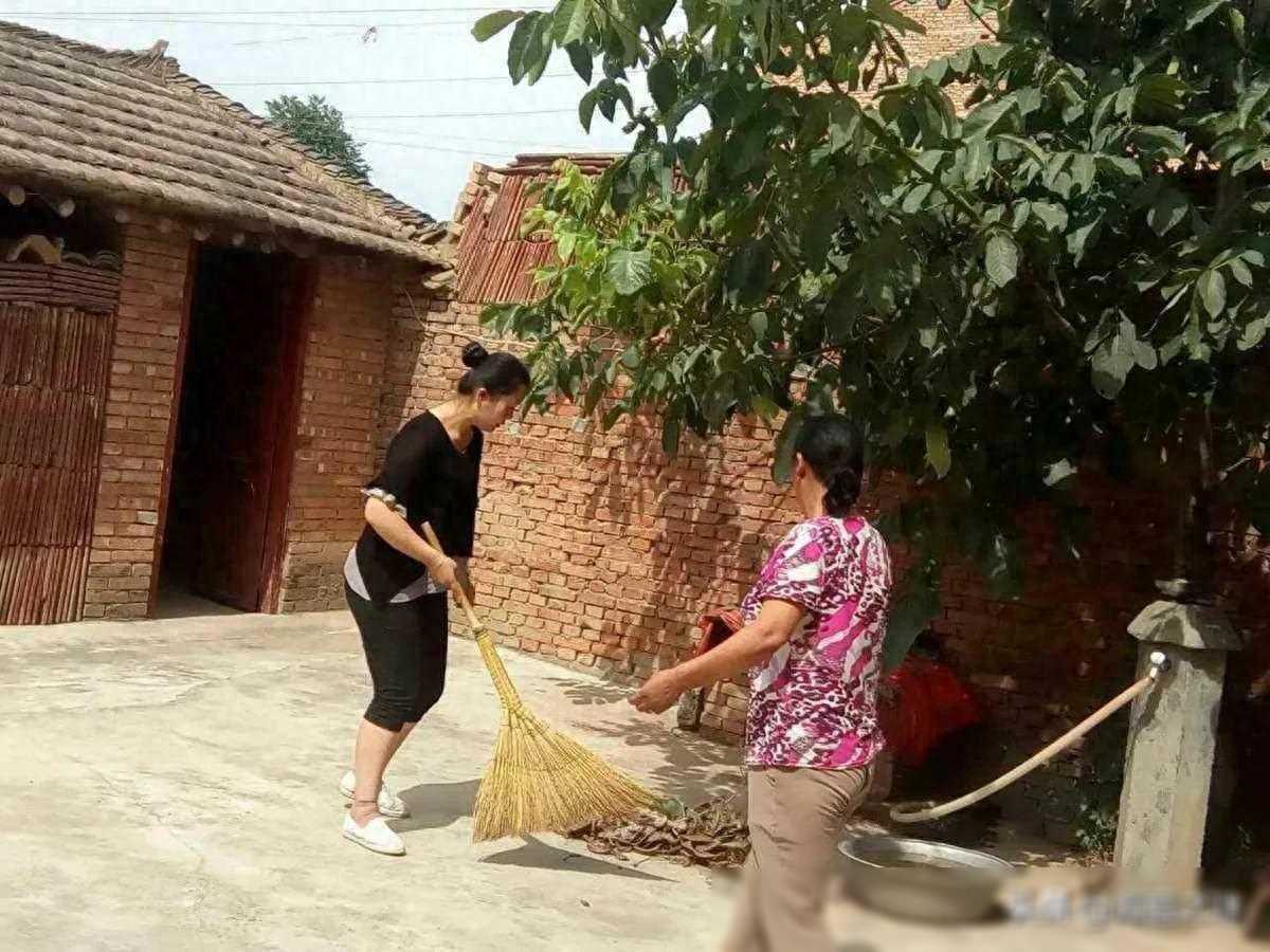 20岁孙子对奶奶说：“我妈不嫁给你儿子，你们一家人只有喝凉水