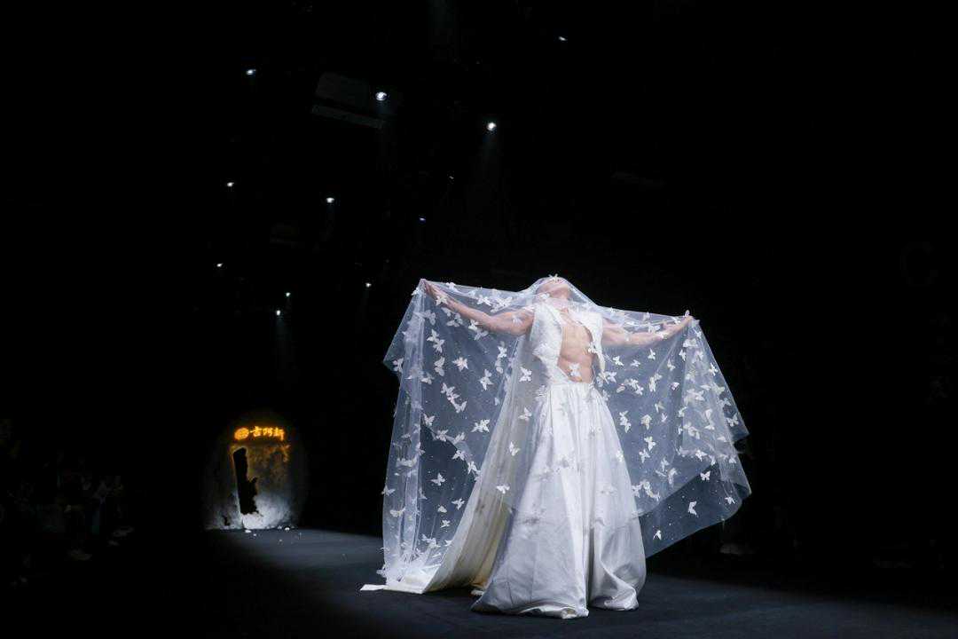 贵州设计师品牌古阿新闪耀2024秋冬中国国际时装周