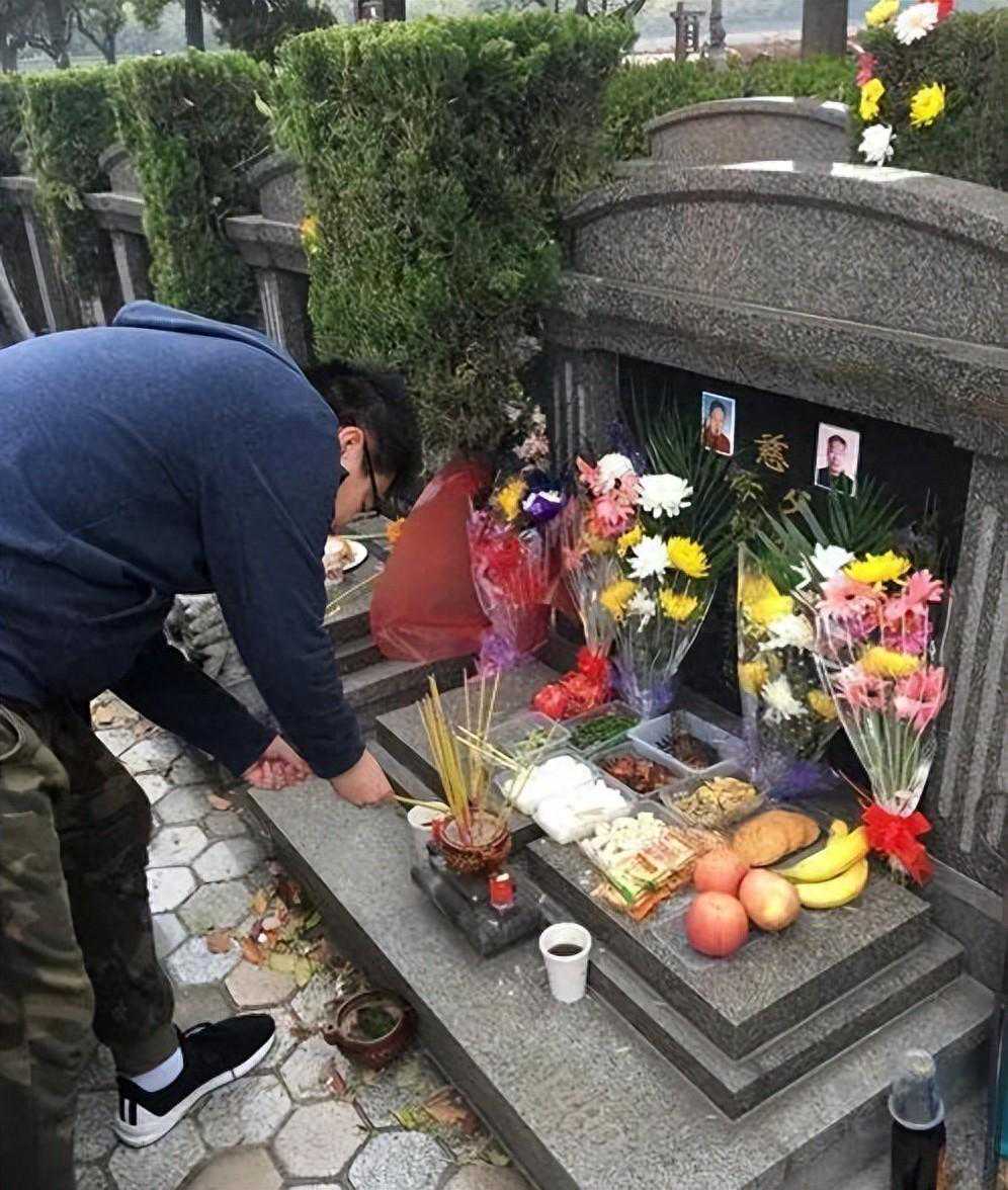 怀念敬重：清明节上坟供奉规则与细节,表达最高敬意