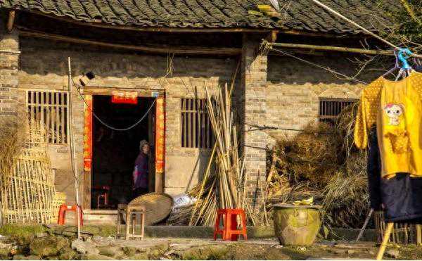 别再抨击农村“五保户”，月月拿补助别眼红，有苦说不出别羡慕！