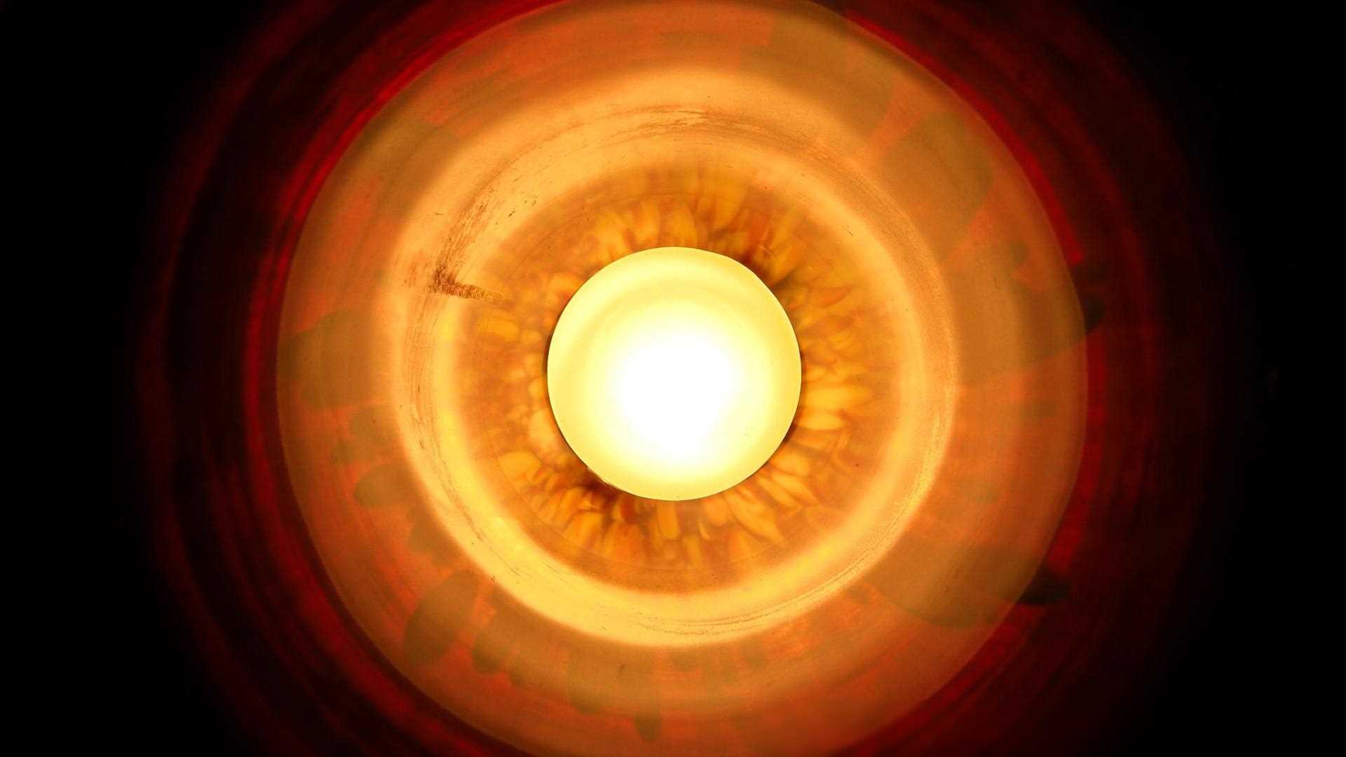 母亲在医院下跪求女儿卖房救父亲，女儿：你儿4套房，凭啥卖我的