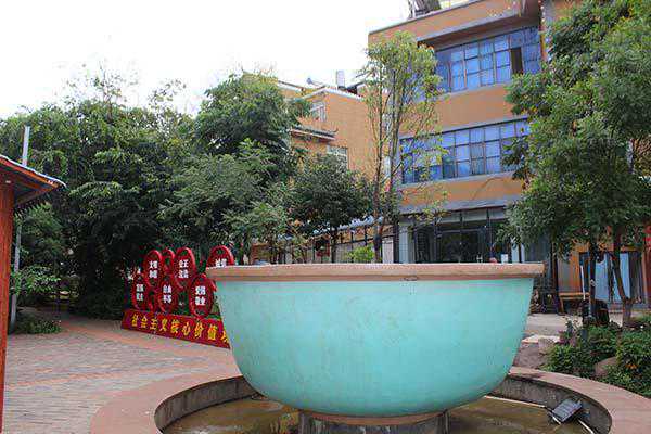 华宁碗窑村：党建为笔陶作画 绘就多彩小康卷