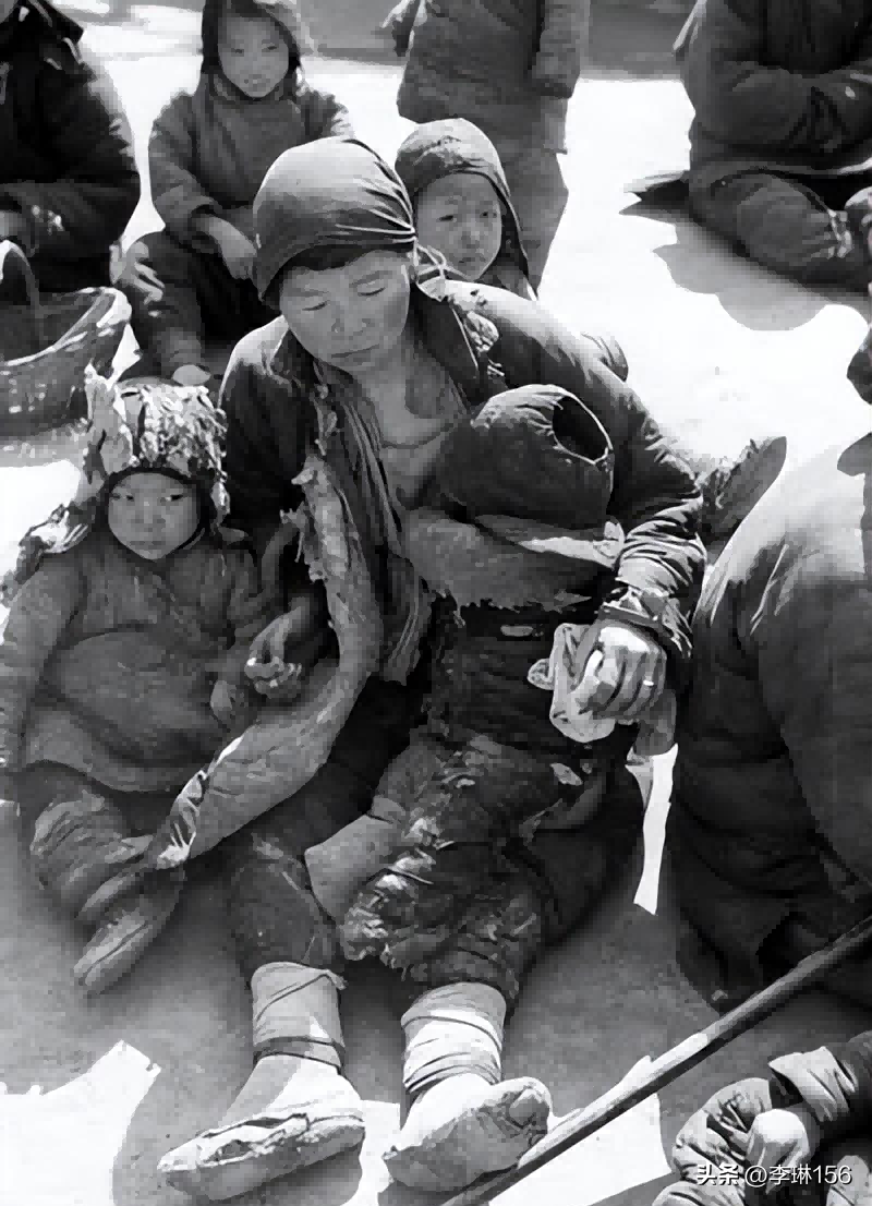 真实晚清老照片：女子解衣喂奶被偷拍，穷人勉强有件布料遮丑3