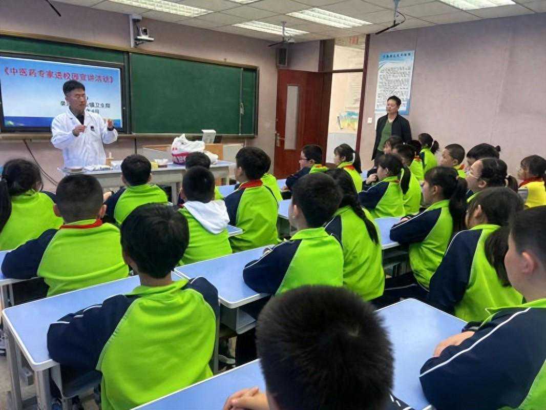 虎山镇卫生院中医药宣讲进校园——传承国粹，播种健康未来