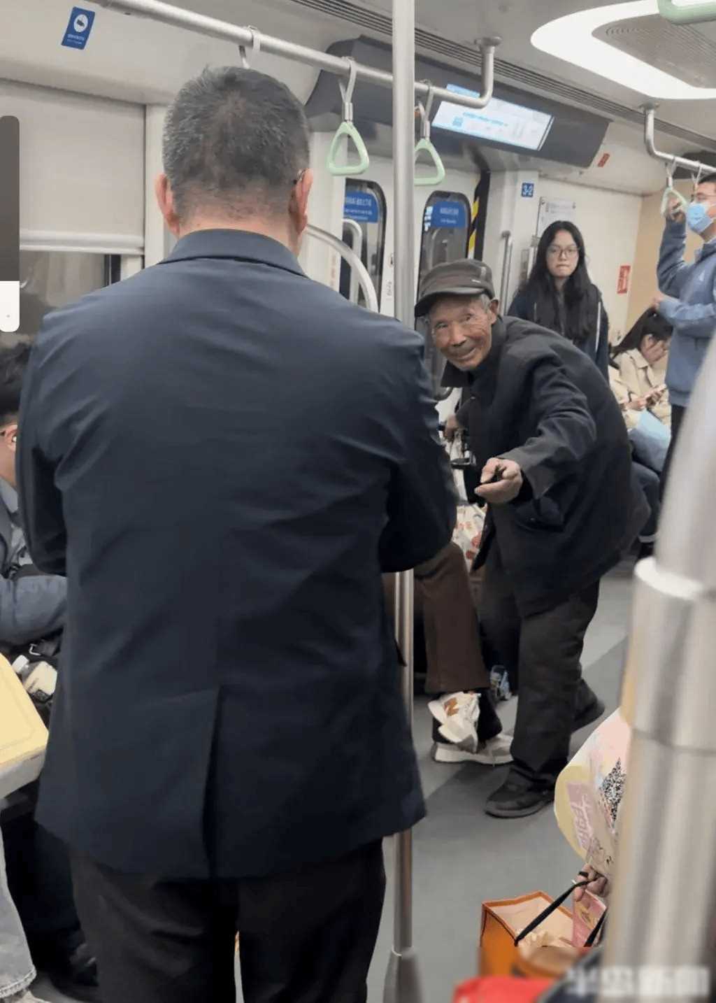 青岛地铁上这一幕，让全网破防！网友：从今天开始，出门要带现金