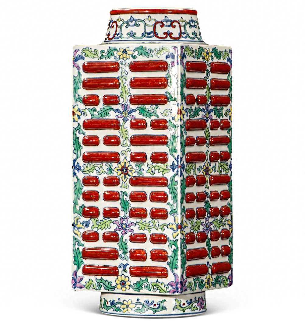 乾隆 粉彩八卦纹琮式瓶