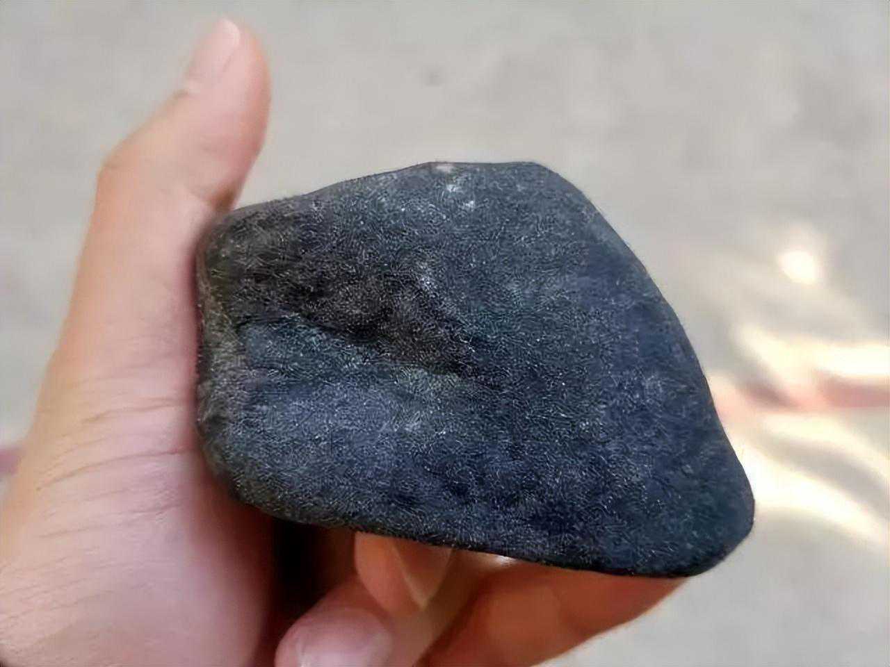 捡漏的黑乌沙原石，却切出冰种的苹果绿！赚大发了