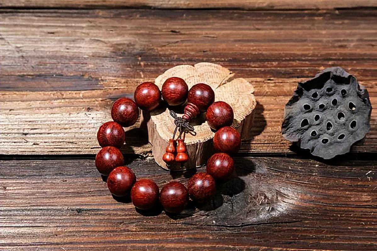 一篇文章告诉你檀香佛珠该如何盘玩