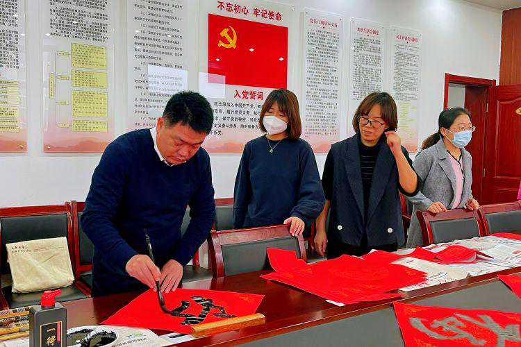 淄博高新区卫健中心：义写春联送祝福 翰墨飘香迎新春