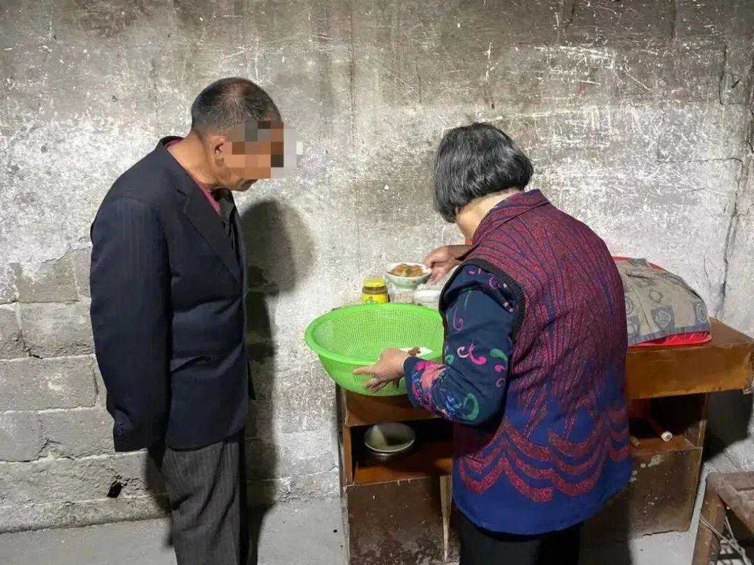 因为一句嘱托，夫妻俩照顾邻家孩子41年