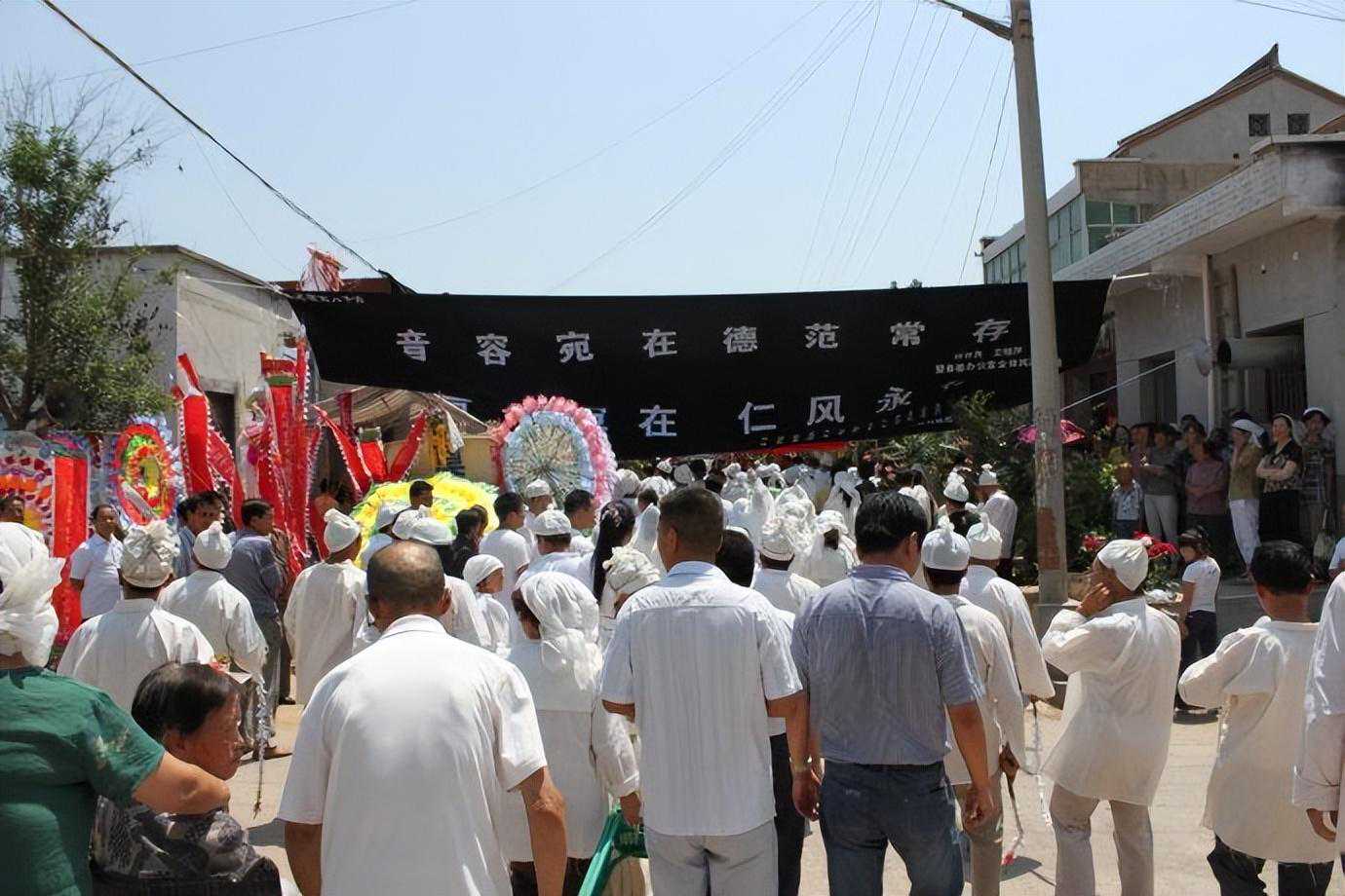 老人去世，参加葬礼吊唁时，磕几个头是对的