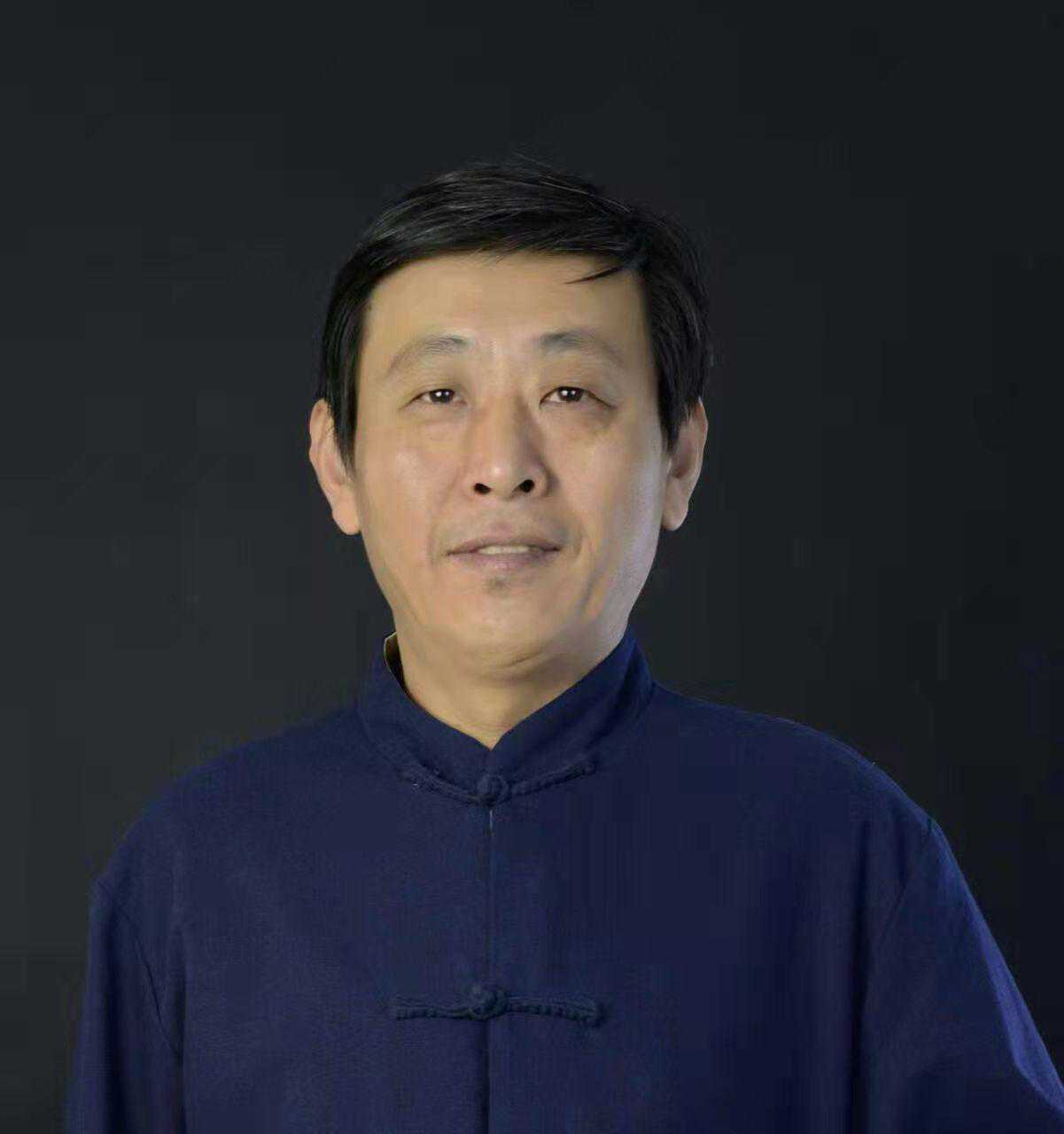 成鹏现为山东省红色文化研究院理事、高级画师