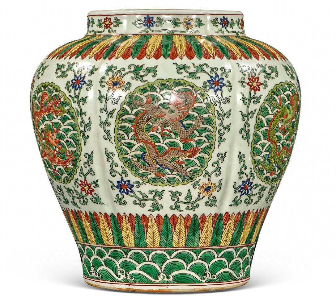 嘉靖 五彩团龙纹六棱罐