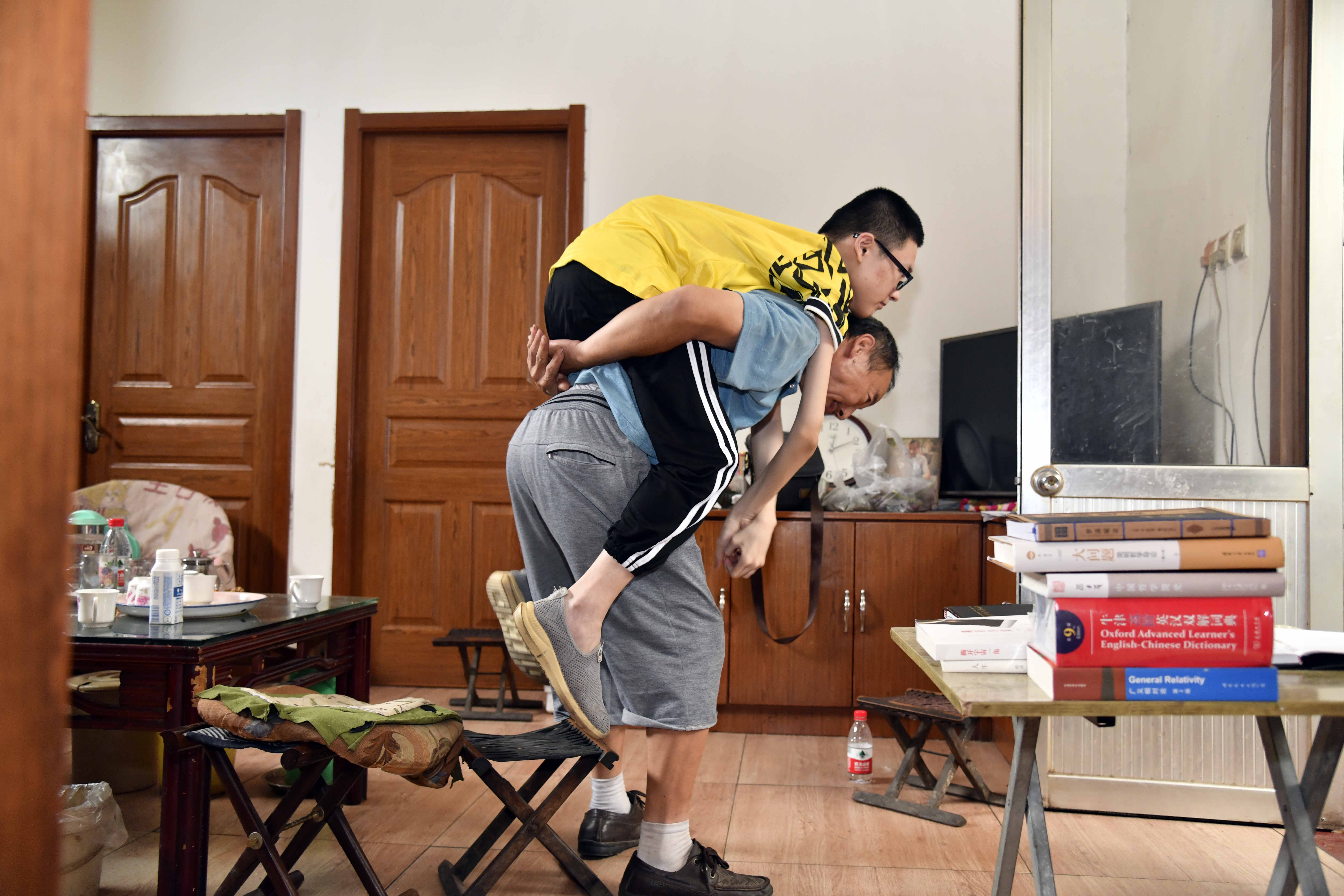 儿子，爸爸背你上大学