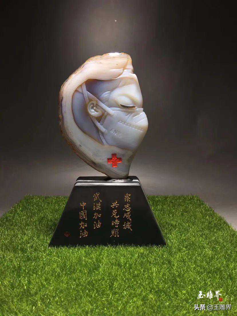 致敬！一块白色石头，玉雕师雕出白衣战士