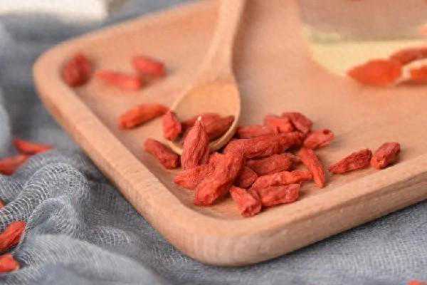 如何分辨染色枸杞？