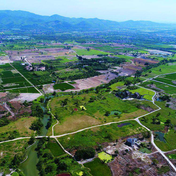 艺术开卷｜你站在良渚的圣殿上，夕阳穿过百丈岭的上方