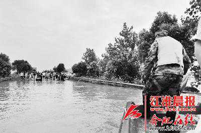 巢湖流域都胜圩突然溃堤  8艘冲锋舟来回救援