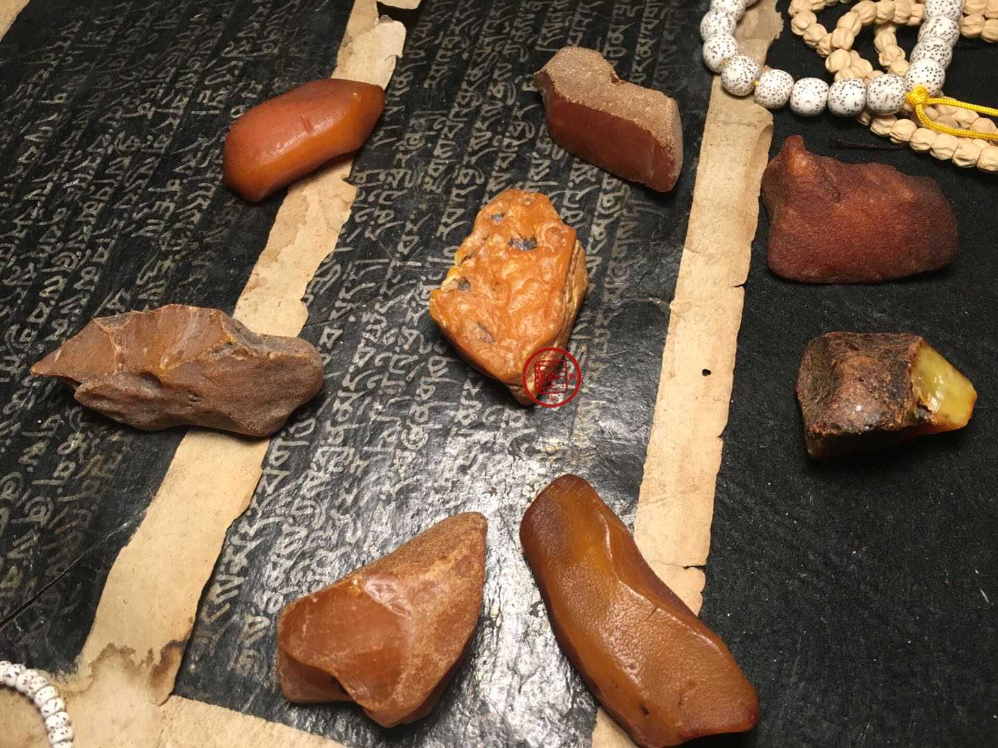 手把手教你挑选蜜蜡原石：皮、肉、形、杂！