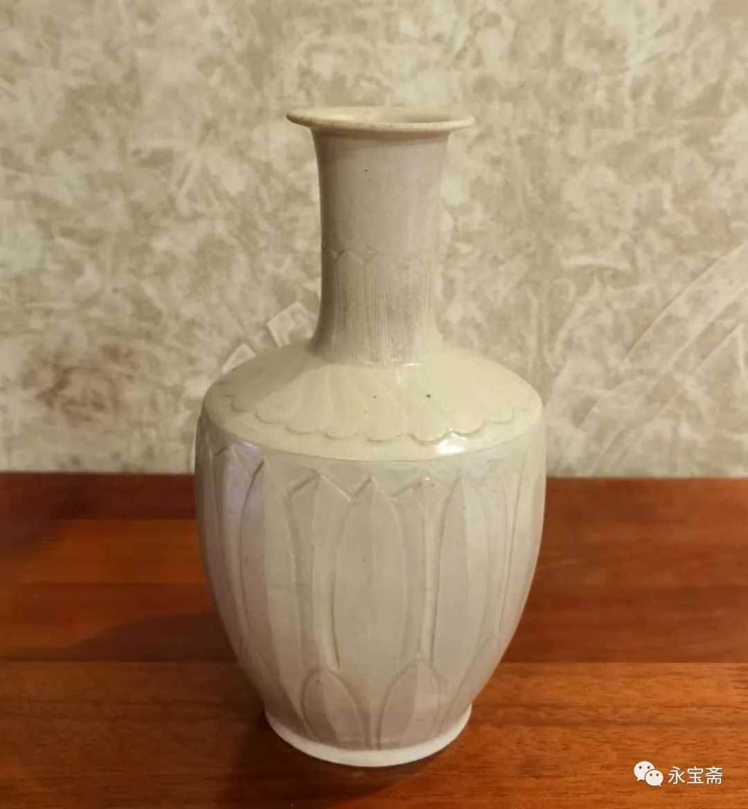 明仿定窑白釉刻莲瓣纹直颈瓶