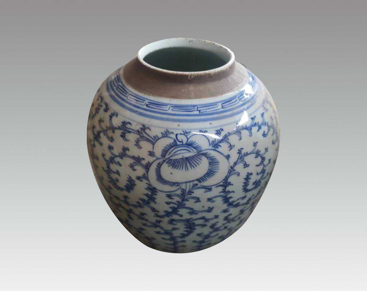 青花缠枝莲纹罐