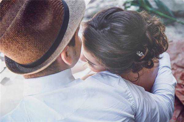 一个人爱不爱你，这两个词会告诉你