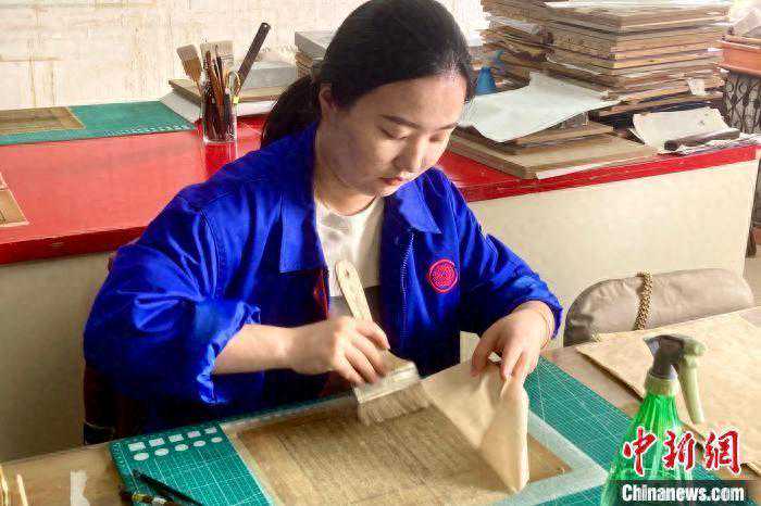 “老古董”圈粉年轻人 京城古旧书市渐热