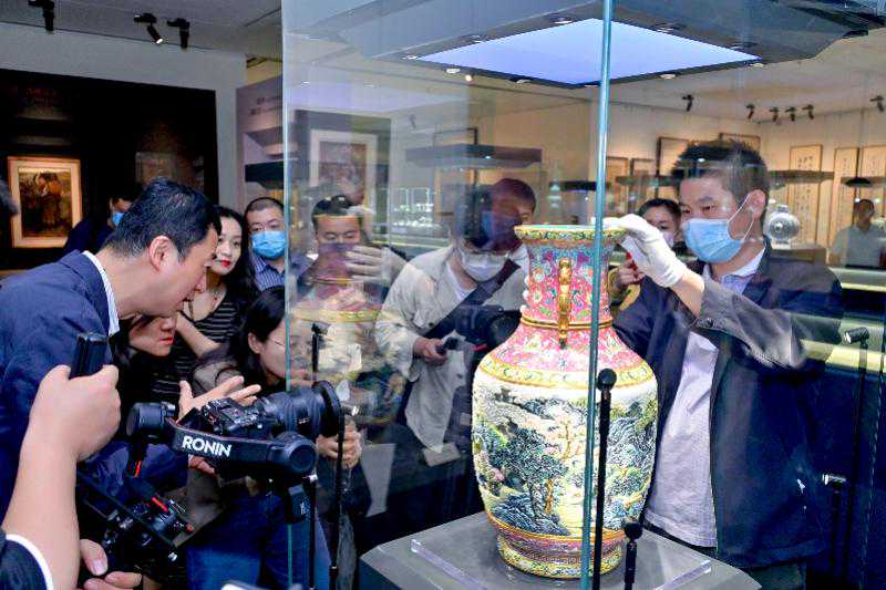 “乾隆洋彩百鸟朝凤大转心瓶”领衔保利春拍古董珍玩板块