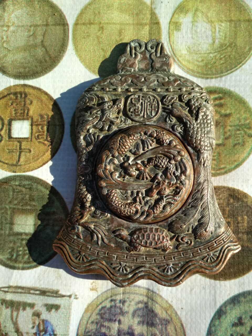 乡村集市上，一个铜制的古董砚台要价3000元，老板说是真货