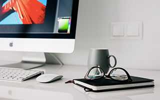 传奇女盗侠潜入博物馆，偷走一件价值连城的古董项链